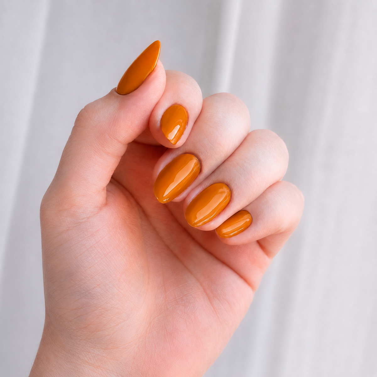 Manicure con esmalte café Caramel