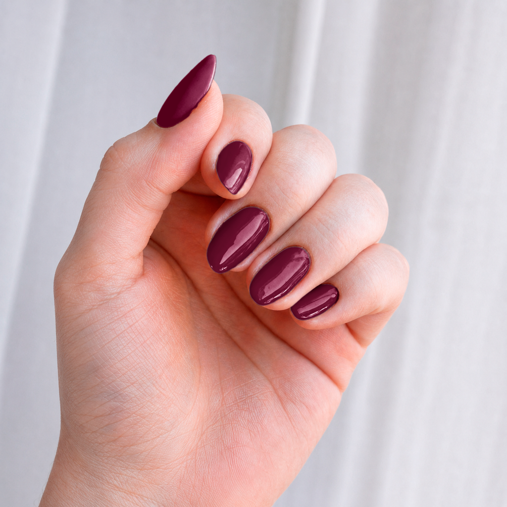 Manicure con esmalte burdeo Merlot