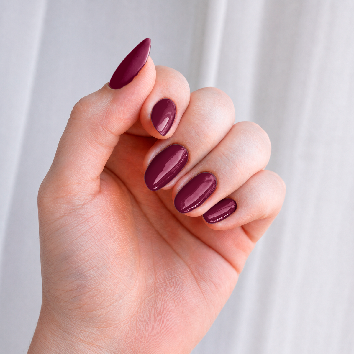 Manicure con esmalte burdeo Merlot
