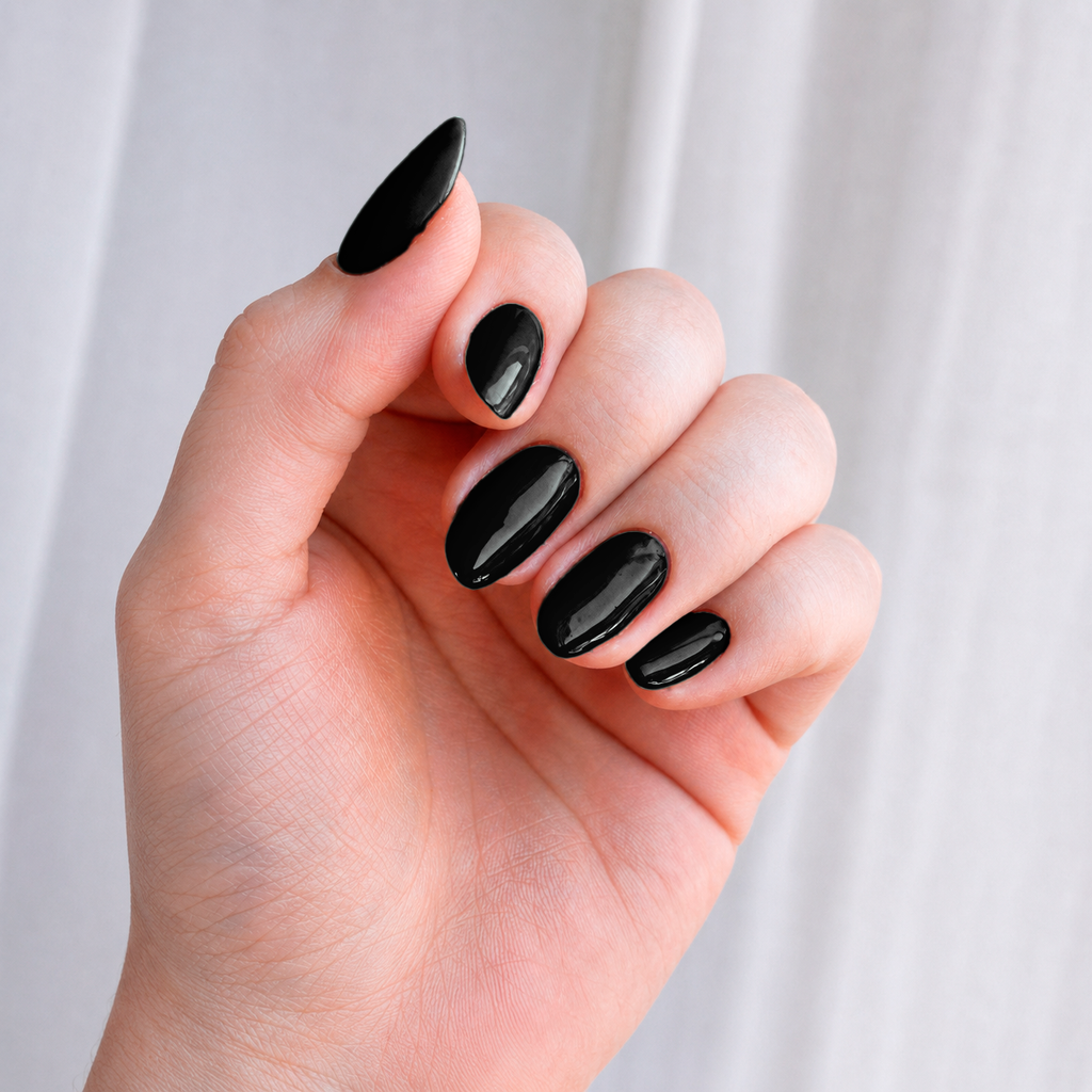Manicure con esmalte negro Negro Ónix