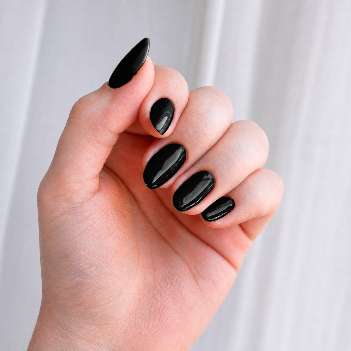 Manicure con esmalte negro Negro Ónix
