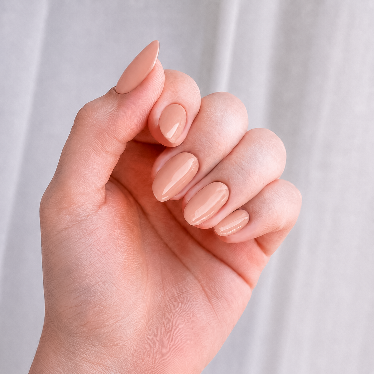 Manicure con esmalte beige Nude Beige