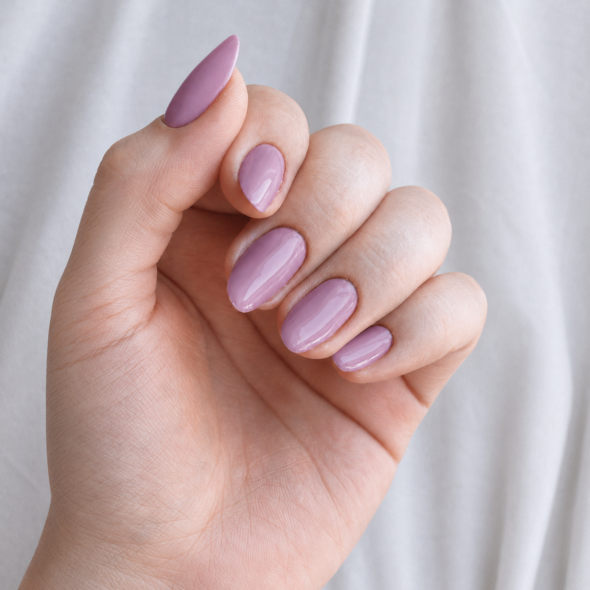 Manicure con esmalte morado Uva Antique