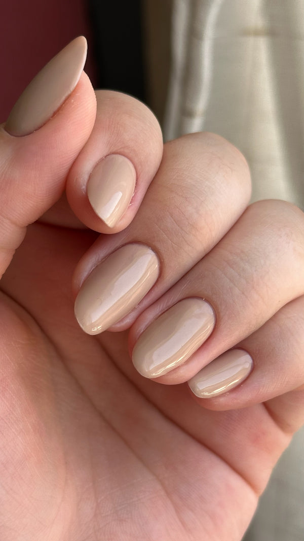 Manicure en tono marfil con esmalte Dolce Marfil ELIZZEÈ