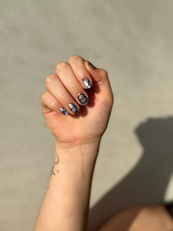 Manicure negro y plateado con Plata Lunar y Negro Ónix ELIZZEÈ